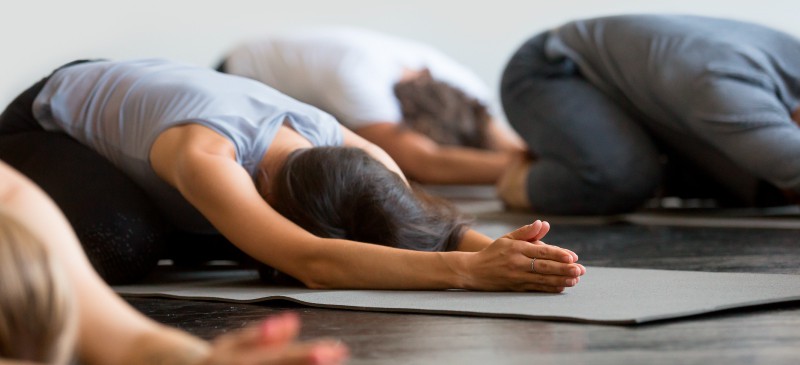 Что такое восстановительная йога? Преимущества, позы и как это сделать
