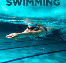 Плавание — это вид спорта, которым многие из нас часто занимаются в молодости, но с возрастом ослабевают. Согласно статистике, дети плавают больше, чем взрослые, а в прошлых поколениях люди вообще больше плавали. Если вы давно не посещали бассейн или плаваете только в теплое время года, вы многое упускаете. Это потому, что тренировки по плаванию — одни из лучших занятий, которые вы можете делать для своего тела круглый год. Пловцы выигрывают от повышения выносливости, силы и даже снятия стресса. Читайте дальше, чтобы узнать, почему, возможно, пришло время взять очки и шапочку для плавания. 9 главных преимуществ плавания Не существует такой вещи, как чудодейственная тренировка, но если бы она существовала, плавание было бы довольно высоко в списке. Исследования показывают, что тренировки по плаванию приносят как физическую, так и умственную пользу, и вам не нужно быть следующим Майклом Фелпсом, чтобы воспользоваться этим эффектом. Что именно плавание делает с вашим телом? Вот основные преимущества плавания для вашего тела и разума: 1. Может помочь вашему мозгу работать лучше Вы получите больше, чем просто тело пловца, когда начнете заниматься плаванием. Ваш мозг тоже получит импульс. Было обнаружено, что плавание увеличивает приток крови к мозгу, что приводит к большему количеству кислорода. Это означает, что вы можете испытывать большую бдительность, лучшую память и общее улучшение когнитивных функций. Одно интересное исследование показало, что простое нахождение в бассейне с теплой водой, по крайней мере, на уровне груди, может оказать положительное влияние на приток крови к мозгу. Участники исследования увеличили приток крови к церебральным артериям примерно на 14 процентов. 2. Помогает детям развивать навыки Оказывается, рано пускать малышей в воду — тоже хорошая идея. Исследование 7000 детей в возрасте до 5 лет показало, что дети, которые занимались плаванием в раннем возрасте, достигли навыков и физических достижений раньше, чем их сверстники, не умеющие плавать, независимо от социально-экономического положения. Их грамотность и числовые навыки также были лучше. Лучше бери поплавки! 3. Поднимает настроение Если вы плаваете только в летние месяцы, пришло время снимать купальник зимой. Это связано с тем, что, несмотря на более низкие температуры, одно исследование показало, что пловцы, которые регулярно посещали бассейн в период с октября по январь, сообщали об улучшении общего самочувствия, в том числе о меньшей усталости, напряжении и потере памяти. Считается, что независимо от времени года плавание полезно для психического здоровья, в том числе снижает уровень стресса, уменьшает симптомы тревоги и депрессии и улучшает качество сна. Не только это, но и пловцы, которые страдали от таких заболеваний, как ревматизм, фибромиалгия или астма, обнаружили, что зимнее плавание облегчает их боли. 4. Может помочь снизить кровяное давление Если вы страдаете гипертонией (высоким кровяным давлением), тренировки по плаванию — отличный способ снизить кровяное давление в состоянии покоя. Одно исследование показало, что за 10-недельный период у мужчин и женщин, которые ранее вели малоподвижный образ жизни и страдали гипертонией, значительно снизилась частота сердечных сокращений в состоянии покоя. Это особенно полезно для людей, которые борются с другими упражнениями из-за своего веса, астмы или травм. Другое исследование показало, что после года регулярного плавания у пациентов с гипертонией снизилось артериальное давление, а также улучшилась чувствительность к инсулину, что является ключом к предотвращению диабета 2 типа. 5. Может помочь вам жить дольше Если вы сравнивали продлеватели жизни, плавание — еще один пункт, который стоит добавить в ваш список. Одно исследование, в котором приняли участие более 40 000 мужчин в возрасте от 20 до 90 лет, показало, что те участники, которые плавали или выполняли другие упражнения в бассейне, такие как водные пробежки или аквааэробика, снизили риск смерти от любой причины почти на 50 процентов по сравнению с мужчинами, ведущими малоподвижный образ жизни. , регулярно ходили или занимались бегом. 6. Помогает снизить риск сердечных заболеваний Метаанализ и обзор 2018 года пришли к выводу, что плавание «может оказывать сильное благотворное влияние на кардиореспираторную выносливость и состав тела во многих группах населения». Обзор показал, что пловцы выиграли от улучшения вентиляции, производительности упражнений, массы тела, процентного содержания жира в организме и мышечной массы. Считается, что положительные эффекты плавания сопоставимы с другими видами упражнений с точки зрения физиологических результатов как у здоровых взрослых, так и у людей с неинфекционными заболеваниями. В другом исследовании пациентов с остеоартритом исследователи обнаружили, что плавание было столь же эффективным, а иногда и более эффективным, как езда на велосипеде для улучшения сердечно-сосудистой функции и уменьшения воспаления. 7. Может уменьшить боль в пояснице Откажитесь от обезболивающих и вместо этого отправляйтесь в бассейн. Одно исследование показало, что у пациентов с болями в пояснице, которые выполняли водные упражнения не менее двух раз в неделю, наблюдалось значительное уменьшение боли. Через шесть месяцев 90 процентов участников исследования почувствовали, что они улучшились после участия в программе, независимо от того, какими были их способности к плаванию в начале исследования. 8. Служит идеальной альтернативой высокоэффективным упражнениям. В плавании задействованы мышцы, которые вы обычно не задействуете, и оно легко воздействует на суставы, что делает его отличной альтернативой занятиям с высокой ударной нагрузкой. Это также позволяет вам отключаться, не опасаясь споткнуться обо что-то, например, во время бега. Несмотря на то, что это «низкое воздействие», плавание не всегда легко. При умеренном темпе всего за полчаса сжигается около 270 калорий. Увеличьте интенсивность, и вы получите около 700 калорий в час! В отличие от других тренировок, таких как бег или езда на велосипеде, плавание — это не только кардиоупражнения. Поскольку вода плотнее воздуха почти в 800 раз, каждая тренировка по плаванию превращается в силовую тренировку, где вы наращиваете мышцы и тонус, а также сжигаете калории при каждом гребке. Один обзор показал, что упражнения по плаванию привели к улучшению как силы, так и мощности, а также производительности. Кроме того, вы, вероятно, будете использовать мышцы, которых обычно не используете, а это означает, что вы начнете видеть четкость в новых местах. 9. Может помочь с потерей веса Помогает ли плавание похудеть и может ли плавание сжечь жир на животе? Ответ: наверное. Как и любое другое упражнение, насколько эффективно плавание для похудения, зависит от множества факторов: как долго вы плаваете, что вы едите в течение дня и что вы делаете, когда находитесь в бассейне. Если вы тратите большую часть своего времени на поправку купальника вместо того, чтобы двигаться или проплывать десятки кругов, но питаетесь фаст-фудом, скорее всего, вы не похудеете, а исследования, посвященные плаванию для похудения, несколько противоречивы. . В одном исследовании изучалось влияние плавания и ходьбы на массу тела, распределение жира, липидов, глюкозы и инсулина у пожилых женщин. Исследование показало, что через шесть месяцев у пловцов уменьшились размеры талии и бедер больше, чем у ходоков, и увеличилось расстояние, которое они могли проплыть за 12 минут. У ходячих не увеличилось расстояние, которое они могли пройти. Через год пловцы снизили массу тела и уровень холестерина в большей степени, чем ходячие. Другие исследования показали, что плавание может увеличить потребление пищи людьми, а в некоторых исследованиях пловцы вообще не потеряли вес. Однако, если вы будете меньше сосредотачиваться на цифрах на весах, а вместо этого на своем теле, вы можете обнаружить, что плавание является идеальной тренировкой для вас, даже если вы не сбрасываете лишние килограммы. Виды плавания и как плавать Типы: Существует четыре основных «приема» плавания, которым специалисты рекомендуют научиться, чтобы получить максимальную пользу от тренировок. Эти гребки обычно обеспечивают тренировку всего тела (они также используются профессиональными пловцами) и включают в себя: • Кроль на груди — считается самым быстрым из четырех гребков, выполняется лицом вперед с чередующимися движениями рук. Вы держите тело ровно, но вращаете бедрами и плечами. Одно плечо выходит из воды, когда ваша рука выходит, а другое начинает продвигающую фазу под водой. • Брасс — выполняется лицом вперед, вытягивая руки в стороны. Ваша голова качается в воде и выходит из нее, чтобы вы могли дышать, одновременно увеличивая скорость. • Баттерфляй — глядя вперед, вы двигаете грудью и симметрично используете обе руки, нанося удары «ногами-бабочками». Ваше тело остается близко к поверхности воды, в то время как ваши руки движутся вниз и в стороны, образуя букву Y перед вами. • Плавание на спине — плавая на спине, вы используете чередующиеся движения рук, чтобы продвигаться вперед. Ваше тело слегка перекатывается из стороны в сторону, в то время как ваши ноги выполняют «порхающие удары ногами». Как часто и как долго? Можно ли плавать каждый день? В большинстве случаев да. Плавание щадяще воздействует на ваши суставы, поэтому вы вряд ли получите травму в бассейне. В отличие от других упражнений, если вы не занимаетесь серьезно интенсивным плаванием, вам не нужно время на восстановление после занятий в бассейне. если ты находятся восстанавливаясь после травмы, тренировки по плаванию — отличный способ продолжать двигаться, пока вы восстанавливаетесь. Как долго нужно плавать, чтобы получить хорошую тренировку? Старайтесь заниматься от 20 до 40 минут (или дольше, если вам нравится плавать на выносливость). Сначала начните с более коротких заплывов продолжительностью от 15 до 20 минут и планируйте плавать через день или несколько раз в неделю. По мере того, как вы научитесь это делать, увеличьте время примерно до 30 минут, в идеале примерно четыре или пять раз в неделю. Вот крутая вещь: согласно Swimling.org, «30 минут в бассейне стоят примерно 45 минут того же занятия на суше!» Советы по плаванию: Совершенно новичок в плавании или готов стать более заядлым пловцом на выносливость? Вот как это сделать: Во-первых, тренировки по плаванию могут быть намного более интенсивными, чем вы можете ожидать, потому что тренировки в воде полностью отличаются от тренировок на суше. Вы постоянно находитесь в движении, чтобы не утонуть, ваши легкие приспосабливаются к другому дыханию, а мышцы, о существовании которых вы даже не подозревали, находятся в движении. Короче тяжело! Когда вы только начинаете, лучший способ избежать слишком быстрого утомления — разделить тренировку на несколько коротких интервалов. Вы также хотите варьировать удары, интенсивность и периоды отдыха. Вы также можете добавить несколько игрушек для бассейна, чтобы разнообразить ситуацию, например, использовать доску, чтобы привести бедра в тонус, или заняться водными видами спорта с друзьями. Для каждой тренировки ниже указана цель вместе с ожидаемыми гребками и дистанциями. Зачем делать больше гребков, чем просто кроль? Разнообразие дает вашим мышцам передышку. Помните, что бассейн олимпийских размеров имеет длину 50 метров, поэтому один «круг» равен 100 метрам. Кроме того, проконсультируйтесь с врачом перед началом любой программы тренировок. 1. Тренировка по плаванию для начинающих Основная цель состоит в том, чтобы освоить четыре основных стиля гребка — кроль на груди (или вольный стиль), плавание на спине, брасс и баттерфляй — и плавать непрерывно без перерывов, помогая правильному дыханию. Тренировка для начинающих (отдых между подходами): • 2 х 50 м кроль (разминка) • 2 х 50 м на спине (акцент на плавание прямо) • 2 х 50 м брасс (акцент на технику) • 2 х 50 метров баттерфляем (если не умеете баттерфляем, то ползите) • 2 х 100 м IM (по 25 м: баттерфляем, на спине, брассом, кролем) • 2 х 50 м кроль (заминка) 2. Промежуточная тренировка по плаванию Пока вы не освоите баттерфляй, вам не следует переходить к этой тренировке. Здесь цель состоит в том, чтобы улучшить технику плавания всеми четырьмя гребками и развить отличное дыхание. Промежуточная тренировка (отдых после каждых 100 метров или круга при необходимости): • Разминка на 300 метров (чередовать четыре гребка) • 4 х 100 м ММ («спринт» 1-й и 3-й круги, легкий заплыв на 2-м и последнем ММ) • 4 х 50 м брасс • 4 х 50 метров бабочка • 4 х 50 метров на спине • Заминка на 200 метров (чередовать четыре гребка) 3. Продвинутая тренировка по плаванию Продвинутые тренировки по плаванию включают в себя более сложные плавательные упражнения и дыхательные техники. Эти упражнения помогут вам стать очень сильным пловцом с выдающейся выносливостью. Продвинутая тренировка (отдых после каждых 100 метров или круга при необходимости): • Разминка 300 метров кролем • 4 х 200 м с попеременным дыханием (50 м каждый 6-й гребок, 50 м каждый 5-й, 50 м каждый четвертый, 50 м каждый 3-й) • 3 х 100 метров (баттерфляй, спина, брасс) • 8 спринтов по 50 м (каждый плыть, не переводя дыхание, после каждого немного отдыхать) • 8 спринтов по 25 м (каждый плыть, не переводя дыхание, после каждого ненадолго отдыхать) • 4 х 100 метров IM (отдых 30-60 секунд после каждой 100) • Заминка на 300 метров (чередовать четыре гребка) Риски и побочные эффекты К счастью, плавание — один из видов спорта, в котором меньше всего шансов получить травму. При этом, почему плавание может быть вредным для вас? Как правило, это очень безопасно (при условии, что вы умеете плавать), но требует корректировки по сравнению с тем, как вы действуете на суше. Если вы не являетесь опытным пловцом или у вас есть проблемы со здоровьем, в частности сердечно-сосудистые заболевания, вам следует обратиться к врачу, чтобы убедиться, что начало занятий плаванием безопасно. Если вы не знаете, как плавать, сейчас самое время получить урок! Большинство общественных бассейнов предлагают уроки плавания для взрослых в течение всего года. Экономьте на своем кошельке, плавание не требует никакого снаряжения, кроме купальника. Если вы регулярно ходите в бассейн, купите очки для плавания, чтобы не беспокоиться о попадании хлора в глаза. Дамы, возможно, вы захотите купить шапочку для плавания — хотя она и не выглядит особенно стильно, она защитит ваши волосы от химикатов из воды, поэтому они не станут грубыми и не обесцвечиваются. Связанный: Симптомы хлорной сыпи, причины, лечение и профилактика Заключение • Преимущества тренировок по плаванию огромны и варьируются от улучшения работы мозга и настроения до снижения риска сердечных заболеваний и увеличения продолжительности жизни. • Пока жюри все еще решает, является ли плавание лучшей тренировкой для похудения, оно отлично подходит для поддержания формы и наращивания мышечного тонуса. (Еще одно новое упражнение, которое стоит попробовать, — это пиклбол, похожее на низкое воздействие, но хорошее упражнение.) • Плавание — это не только кардиотренировка, но и силовая тренировка. Привет, мышцы! • Легко тренируйтесь в бассейне, чтобы чувствовать себя комфортно и поддерживать их. Польза для здоровья от плавания и тренировок по плаванию, которые стоит попробовать